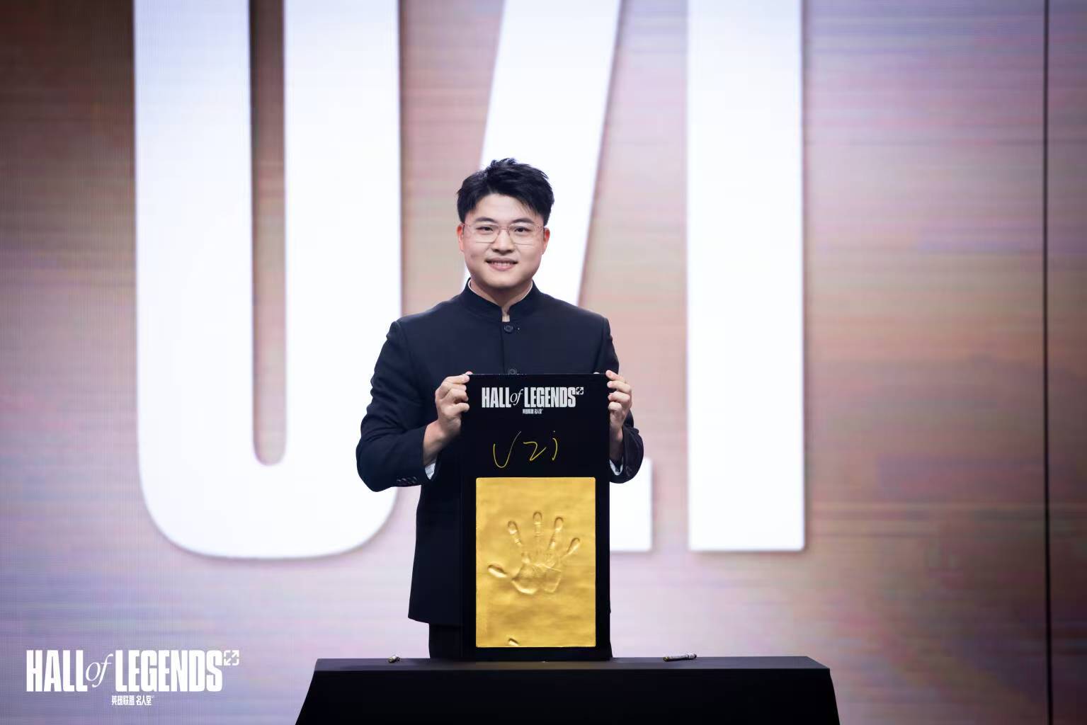 Uzi迎来五赛季高光表现，巴塞罗那球迷沸腾！的简单介绍
